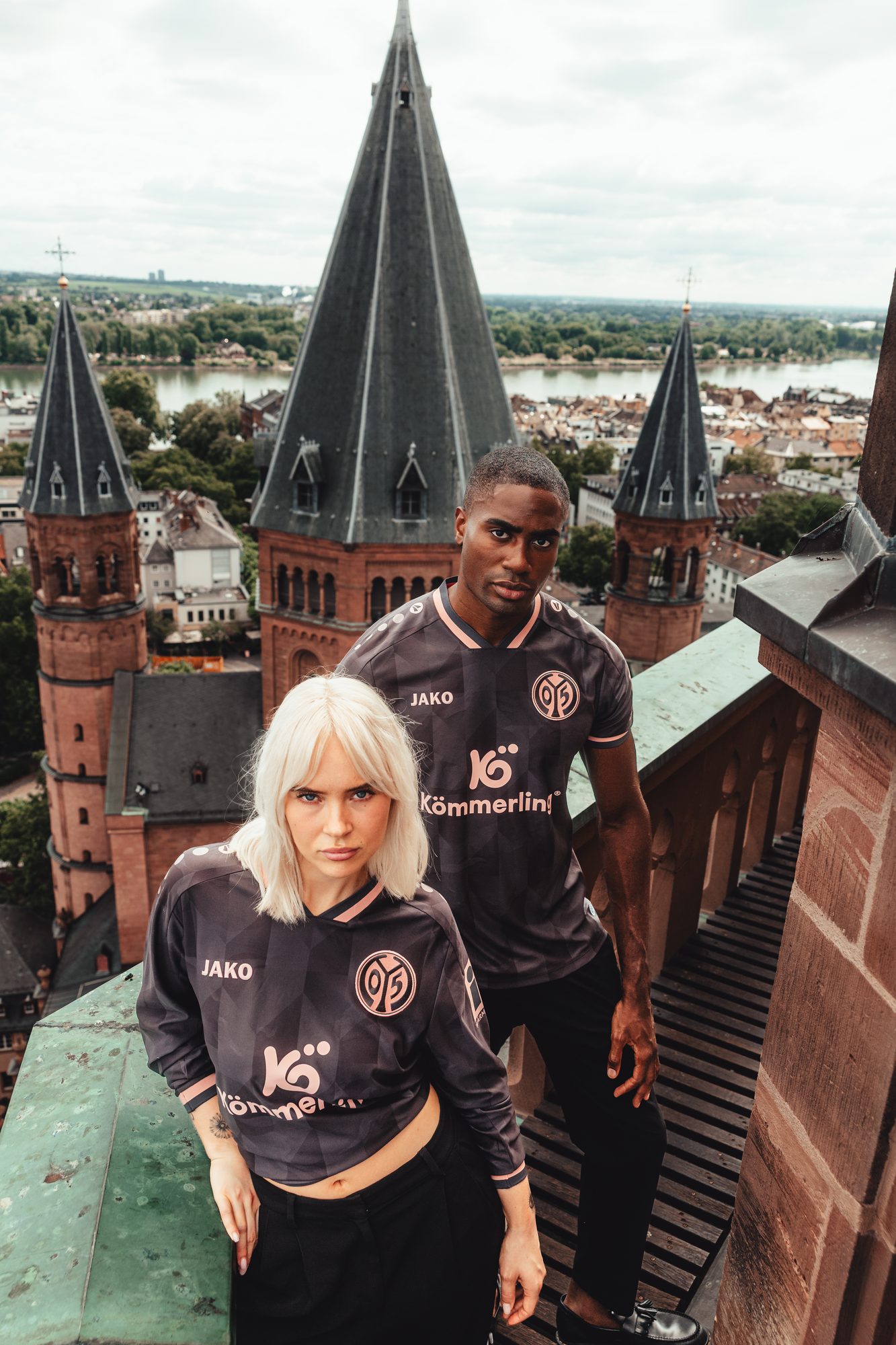 COLORBLND Models im FSV Mainz 05 Ausweichtrikot auf dem Mainzer Dom