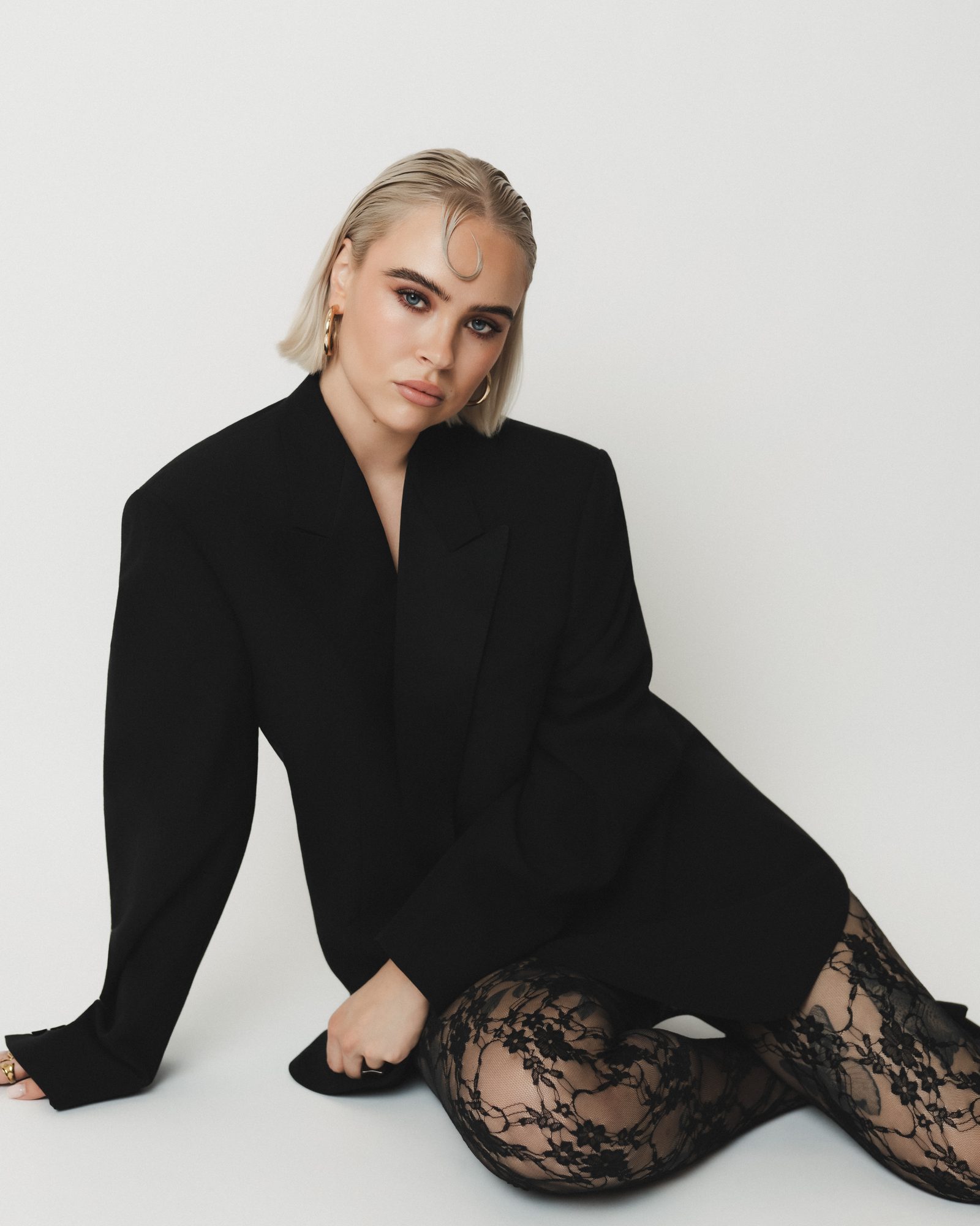 COLORBLND Model in schwarzem Blazer und Spitzenstrumpfhose – Editorial Fashion