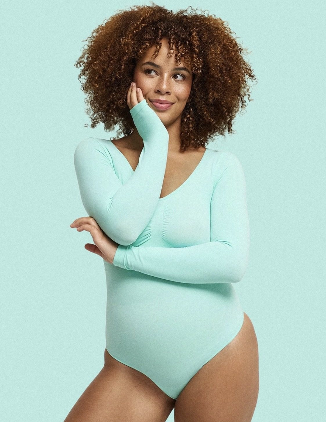 COLORBLND Model in mintgrünem Bodysuit – E-Commerce Kampagne
