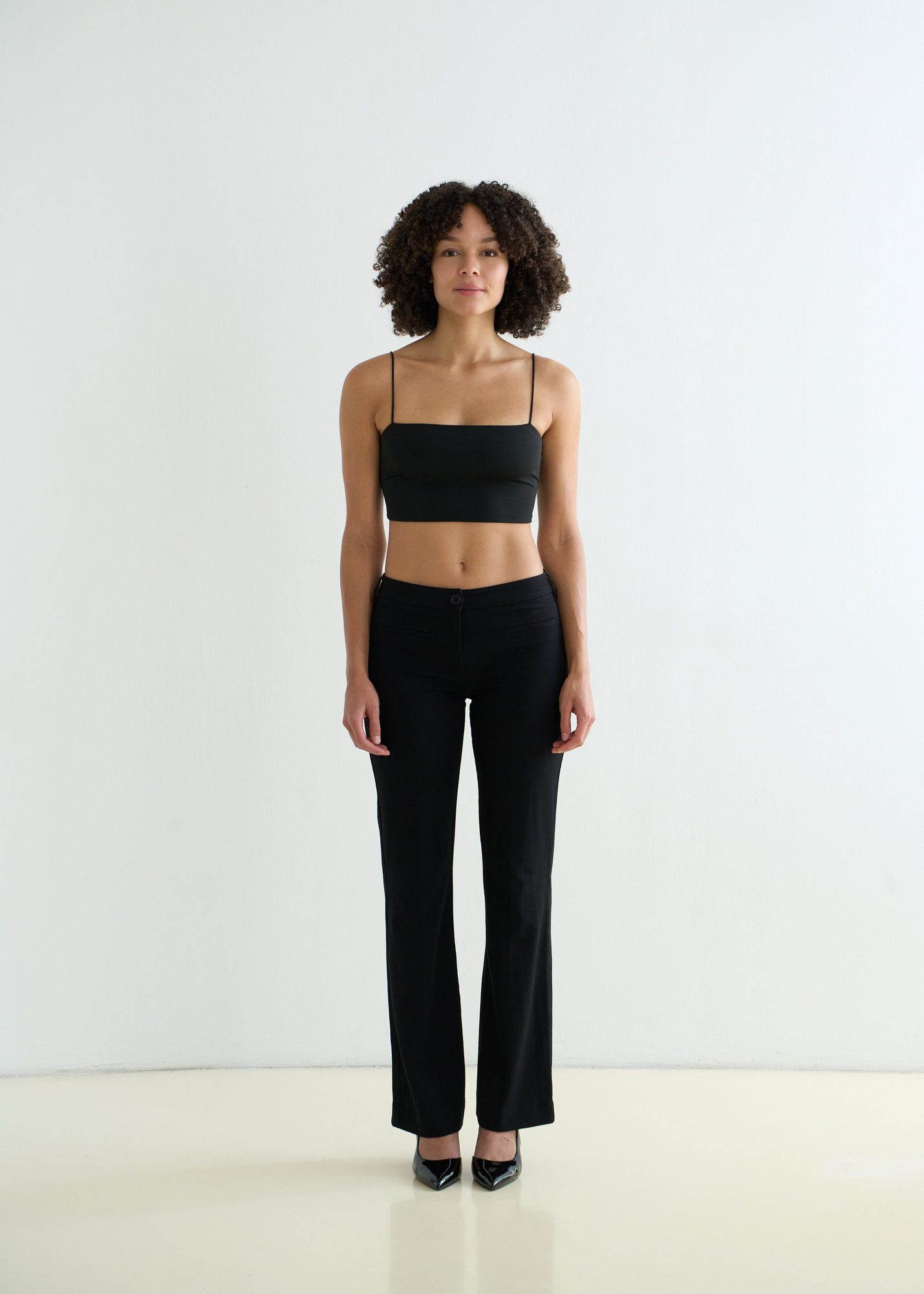COLORBLND Model Emely in schwarzem Crop-Top und Flared Pants – Editorial Shooting