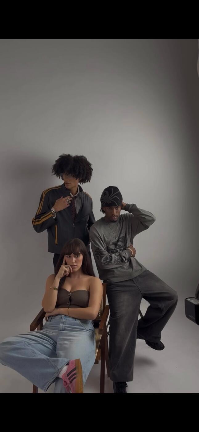 Drei COLORBLND Models in Streetwear auf Betontreppe – Gruppen-Shooting Frankfurt