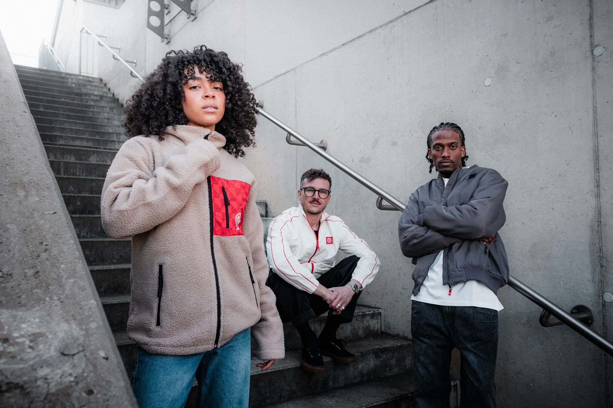 Drei COLORBLND Models in Urban Streetwear auf Betontreppe – authentisches Gruppen-Shooting Frankfurt