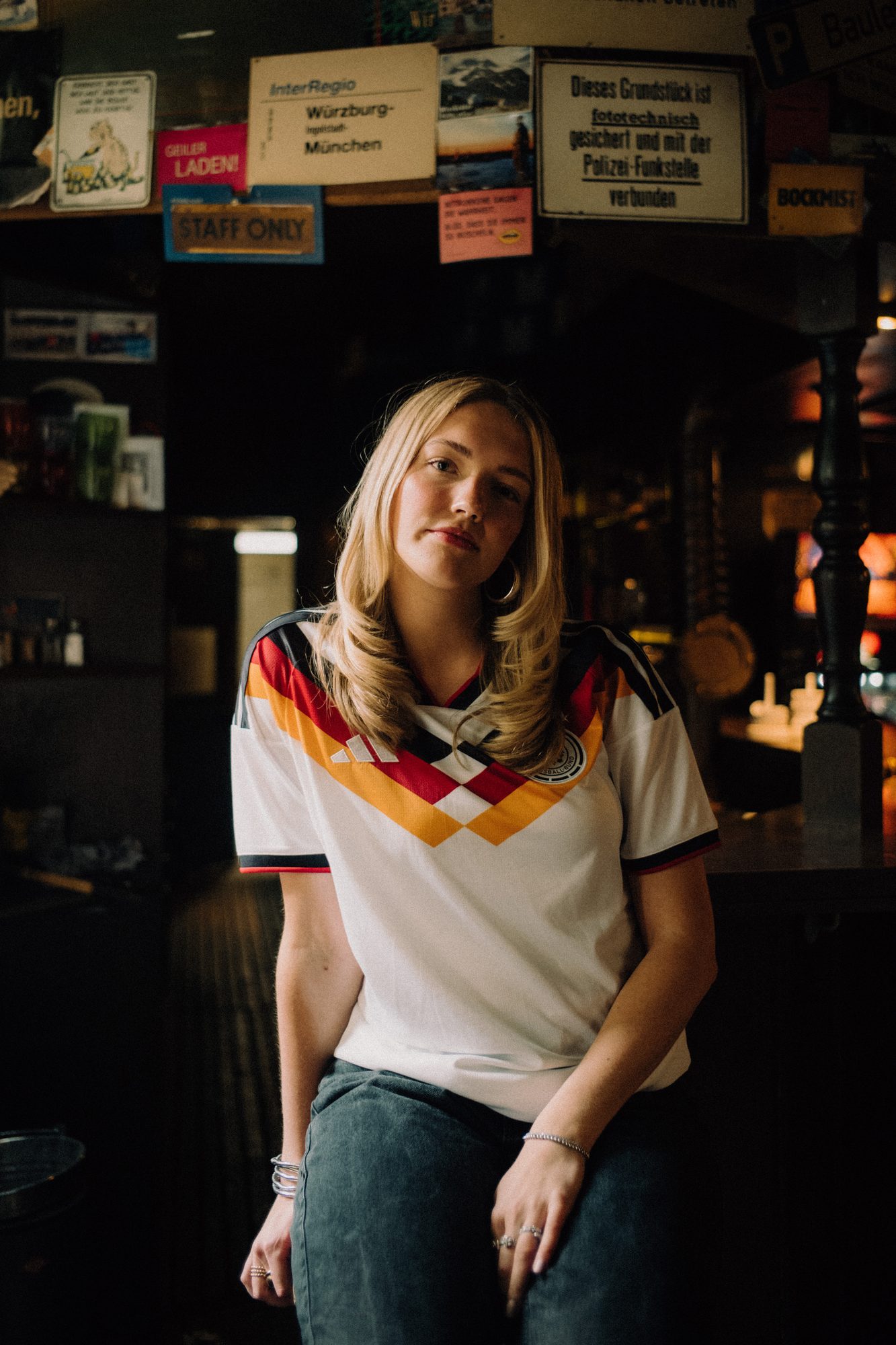 COLORBLND Model im Deutschland WM-Trikot in authentischer Bar-Atmosphäre Frankfurt